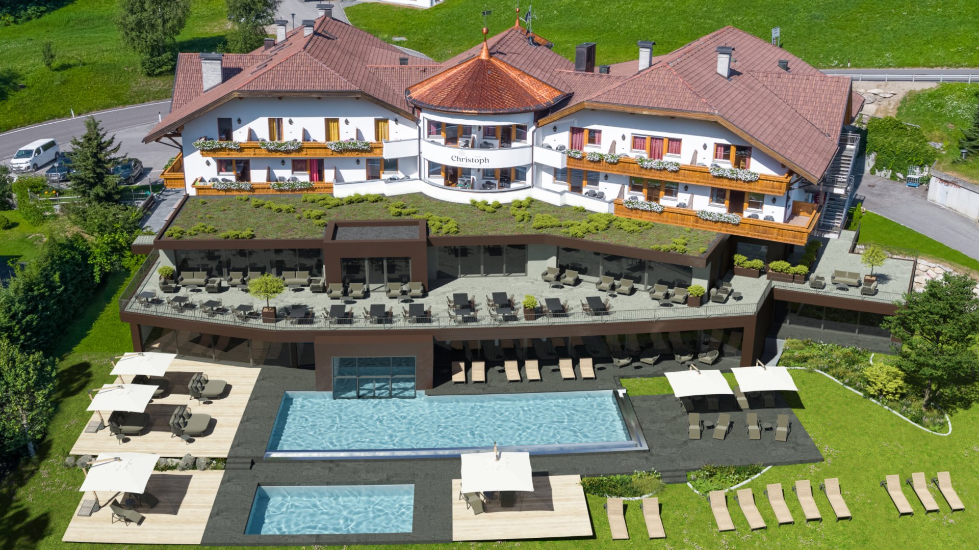 Willkommen in Olang: Hotel Christoph Luftaufnahme eines Hotels mit Schwimmbädern und Sonnenterrassen in grüner Landschaft