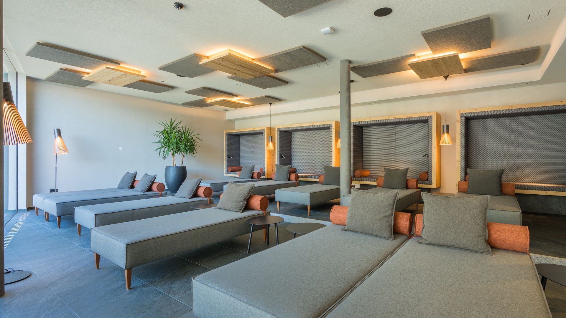 Willkommen in Olang: Hotel Christoph Moderner, gemütlicher Ruheraum mit Liegen und sanfter Beleuchtung