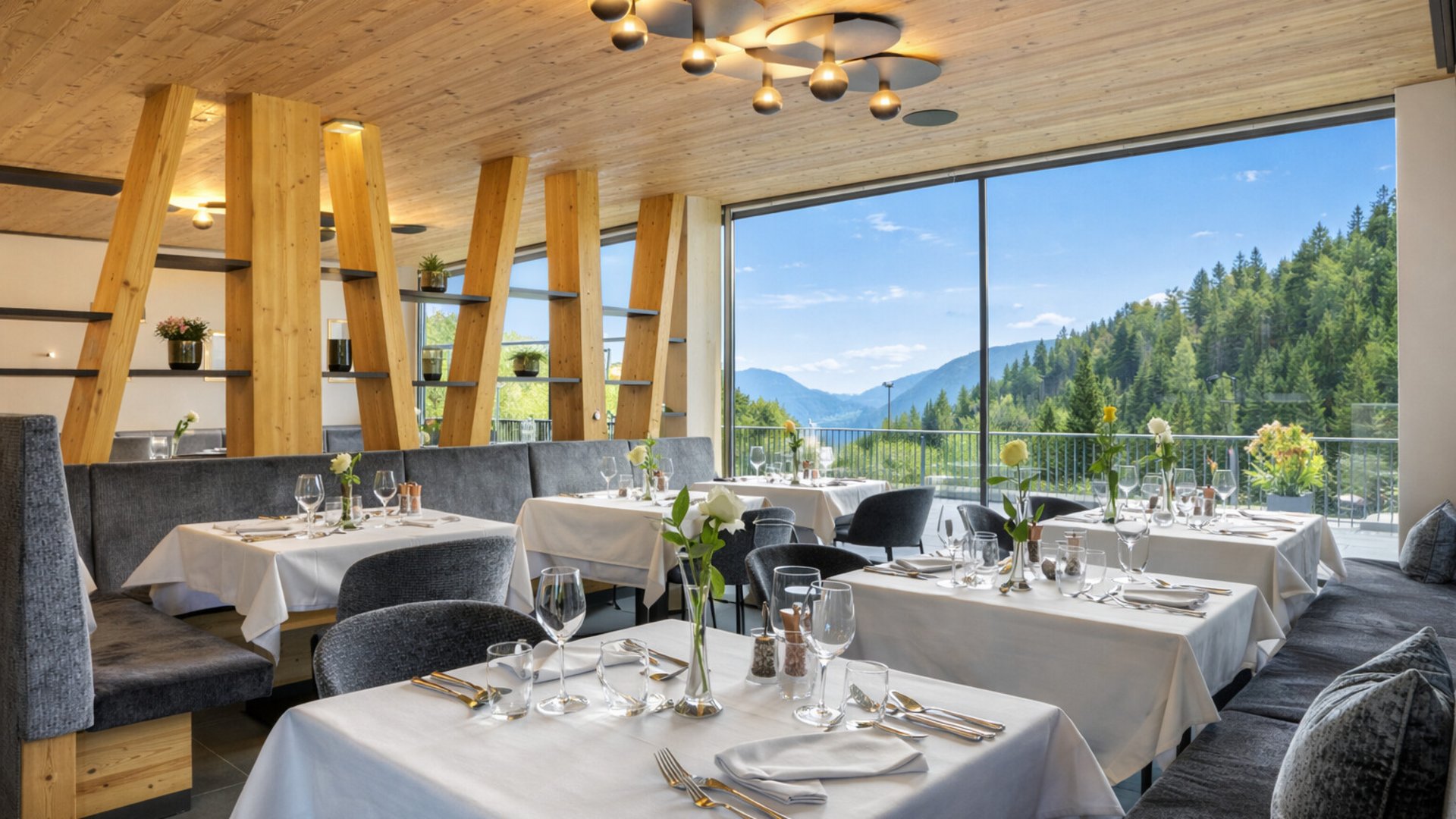 Willkommen in Olang: Hotel Christoph Elegantes Restaurant mit Holzbalken und Panoramablick auf bewaldete Berge