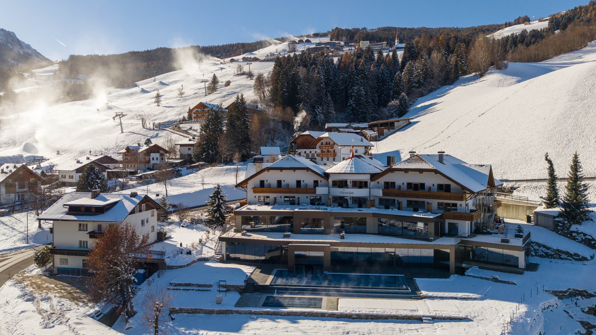 Willkommen in Olang: Hotel Christoph Verschneites Resort und Skigebiet in den Bergen an einem sonnigen Wintertag