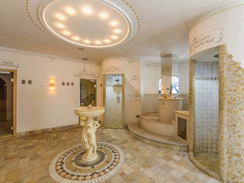 Bewertungen unseres Hotels im Pustertal mit 4 Sternen Innenraum eines Wellnessbereichs mit Saunen und Duschen