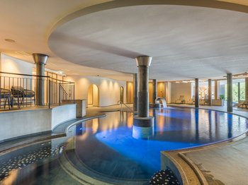 Bewertungen unseres Hotels im Pustertal mit 4 Sternen Moderner Indoor-Pool mit beleuchtetem Wasser und Liegestühlen