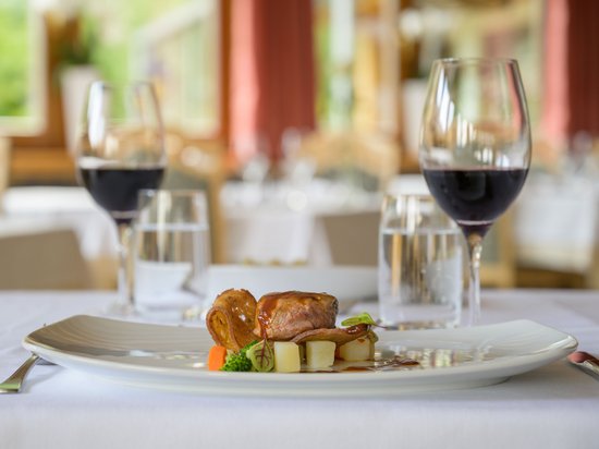 Standardzimmer Hotel Christoph Gourmetgericht mit Wein in einem eleganten Restaurant